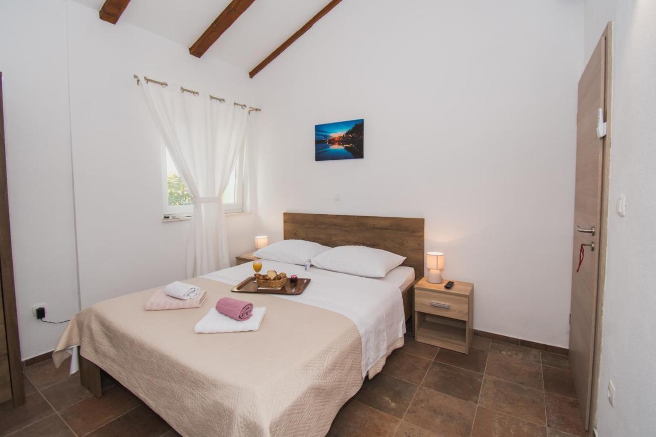Bed and Breakfast Marcelovi Dvori Пировац Экстерьер фото