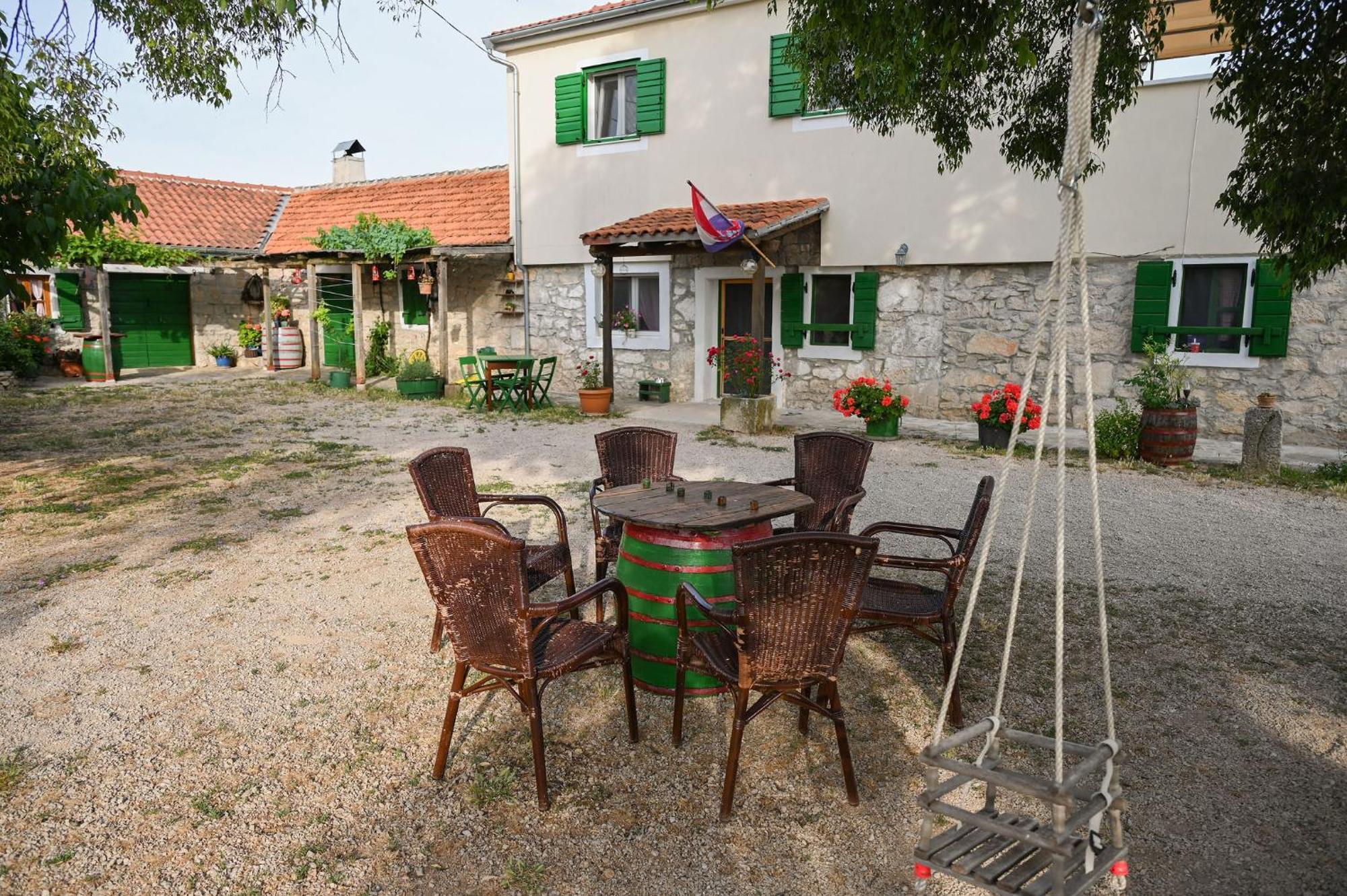 Bed and Breakfast Marcelovi Dvori Пировац Экстерьер фото